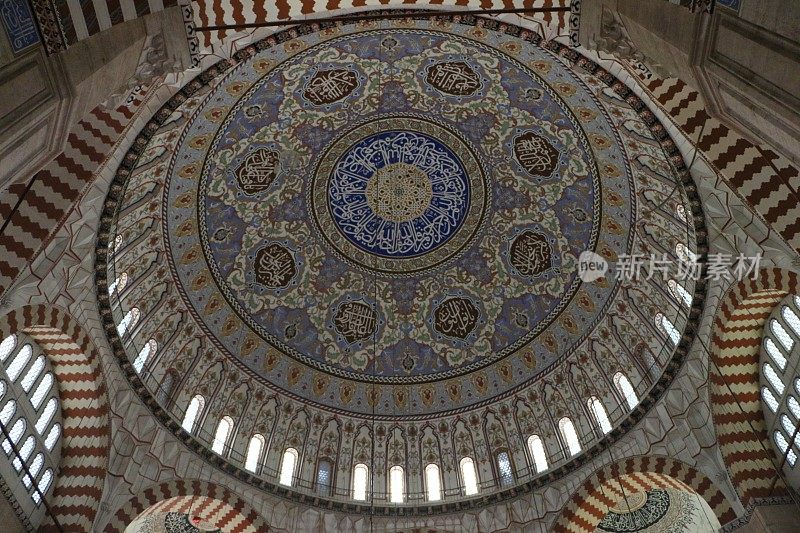 瓷砖图案的圆顶内部建筑在Edirne Selimiye清真寺，圆顶上有阿拉伯文字